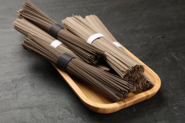 Siyah masada pişmemiş karabuğday eriştesi (soba)