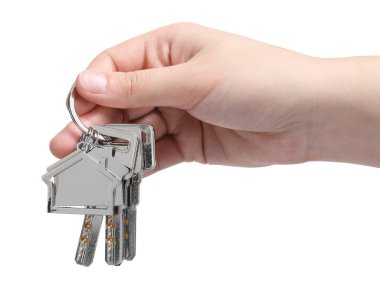 Anahtarlığı ev şeklinde olan bir kadın beyaz üzerine izole edilmiş, yakın plan.