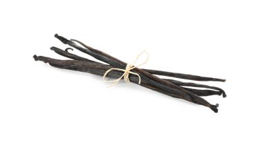 Birçok aromatik vanilya kabuğu beyaza izole edilmiş.