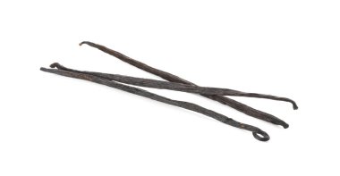 Birçok aromatik vanilya kabuğu beyaza izole edilmiş.