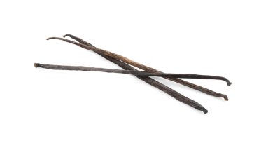 Birçok aromatik vanilya kabuğu beyaza izole edilmiş.