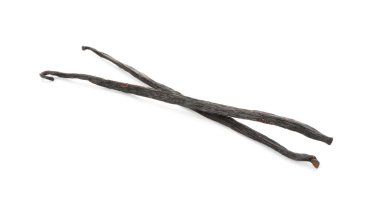 Beyaz üzerine izole edilmiş iki aromatik vanilya kabuğu.