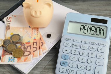 Hesap makinesi, domuz kumbarası, euro banknotları, bozuk paralar ve klasör. Emeklilik planı