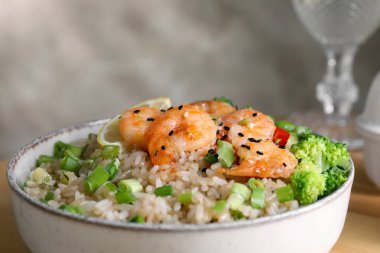 Lezzetli pirinç, karides ve sebzeler kasede, yakın plan.