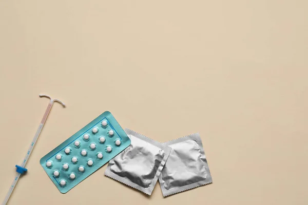 Scelta Della Contraccezione Pillole Preservativi Dispositivo Intrauterino Sfondo Beige Posa — Foto Stock