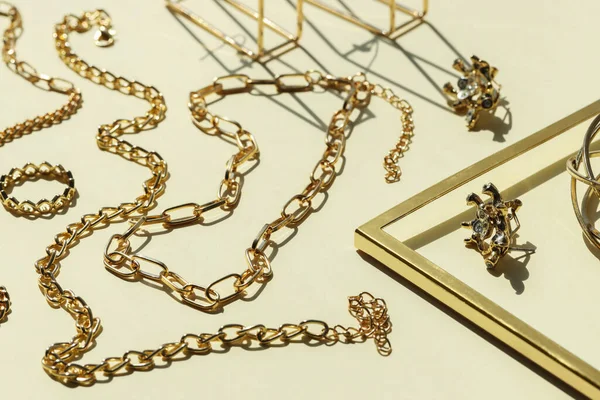 Metalowe Łańcuchy Inne Różne Akcesoria Beżowym Tle Luksusowa Biżuteria — Zdjęcie stockowe