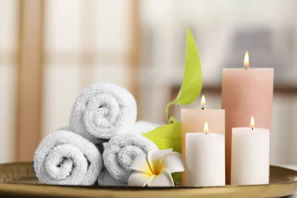 Spa Composition Burning Candles Plumeria Flower Green Leaves Towels Tray — Stock Photo, Image