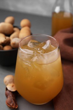 Gri masada taze yapılmış demirhindi suyu, yakın plan.