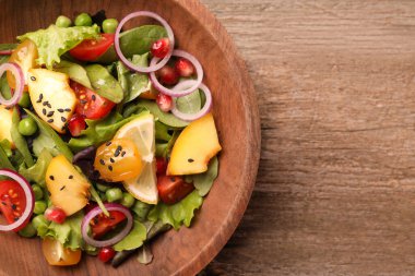 Şeftalili nefis salata, yeşil bezelye ve sebzeler ahşap masada, üst manzara. Metin için boşluk