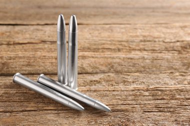 Tahta masadaki metal mermiler, metin için boşluk