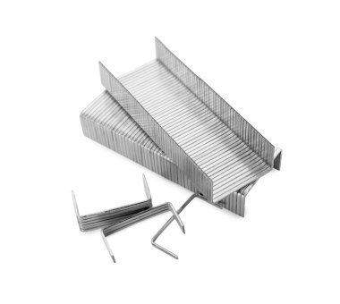 Zımba tabancası beyaz arka planda doluyor. Ofis malzemeleri