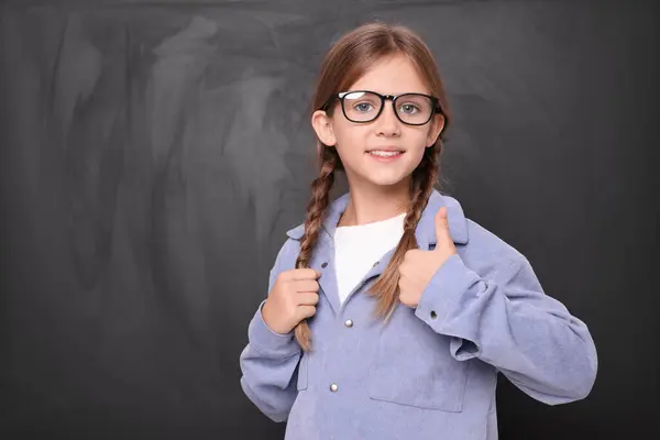 Roztomilá Školačka Brýlích Ukazující Palec Tabule Mezera Pro Text — Stock fotografie