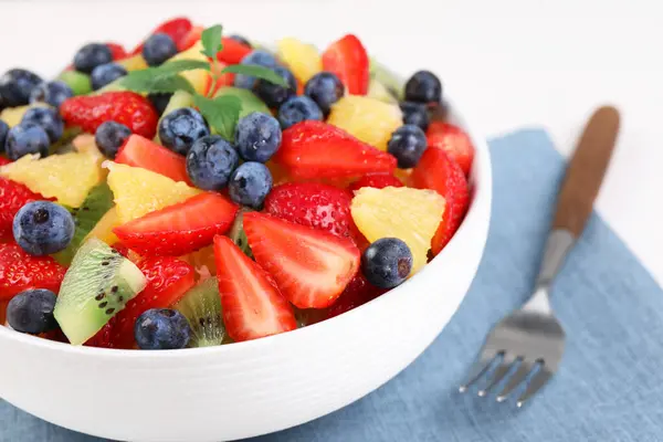 Heerlijke Verse Fruitsalade Kom Geserveerd Witte Tafel Close — Stockfoto