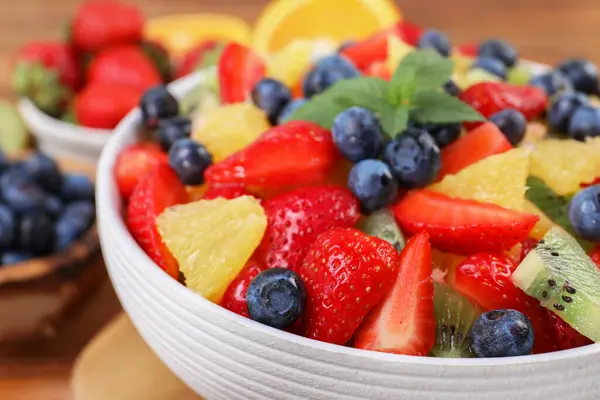 Salată Delicioasă Fructe Proaspete Castron Masă Closeup — Fotografie, imagine de stoc
