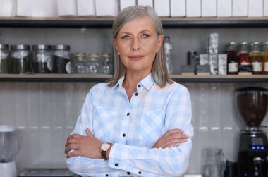 Kahve dükkanında güzel bir iş sahibinin portresi.