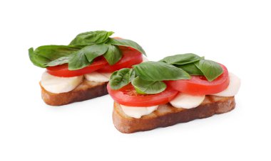 Nefis Caprese sandviçleri, mozarella, domates ve fesleğen beyaz üzerine izole edilmiş.