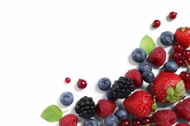 Beyaz arka planda bir sürü taze meyve ve nane yaprağı var. Metin için boşluk