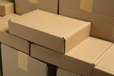 Arka plan olarak birçok karton kutu, yakın plan. Paketleme malları