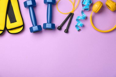 Menekşe arkaplan üzerinde dambıl ile düz bileşim, metin için boşluk