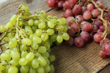 Tahta masada farklı olgun üzümler, yakın plan.