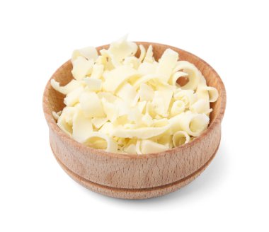 Beyaza izole edilmiş bir kase lezzetli çikolata talaşı.