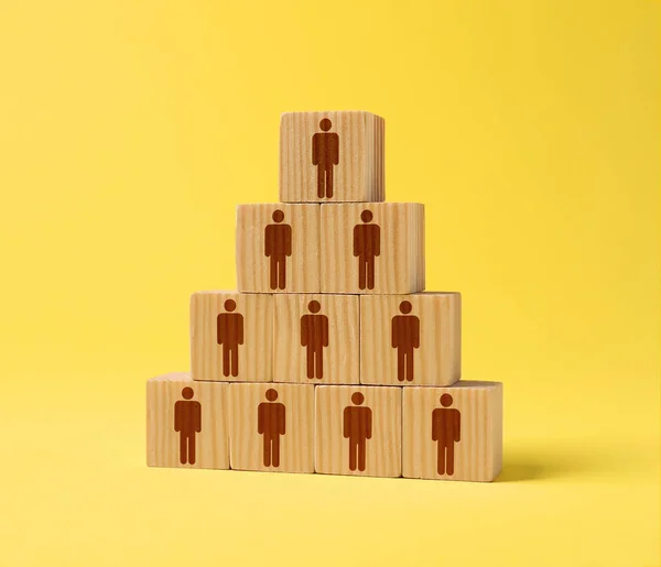 Концепція Команди Управління Піраміда Дерев Яних Кубиків Людськими Іконками Жовтому — стокове фото