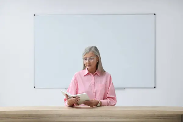 Profesor Knihou Sedí Stolem Třídě — Stock fotografie