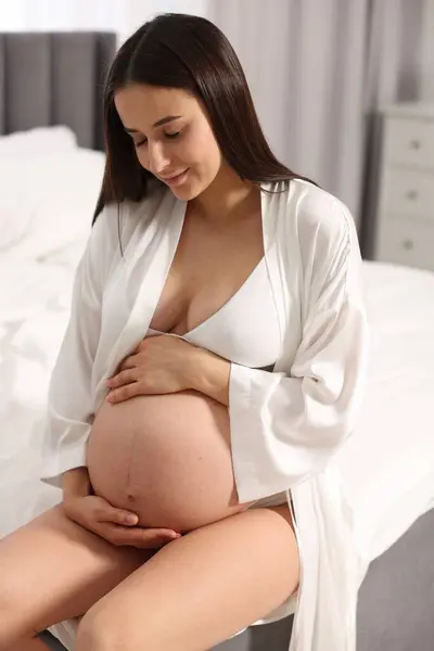 Krásná Těhotná Žena Stylové Pohodlné Spodní Prádlo Župan Posteli Doma — Stock fotografie