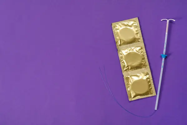 Scelta Della Contraccezione Preservativi Dispositivo Intrauterino Sfondo Viola Posa Piatta — Foto Stock