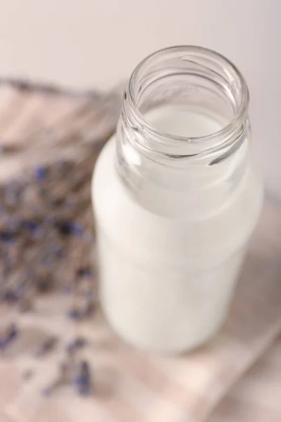 Бутылка Вкусного Молока Светлом Столе Вид Сверху — стоковое фото