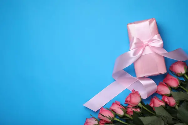 Bela Caixa Presente Com Arco Rosa Rosas Fundo Azul Claro — Fotografia de Stock