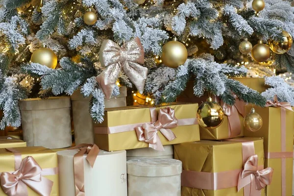 Muitas Caixas Presente Sob Árvore Natal Decorada Casa Close — Fotografia de Stock
