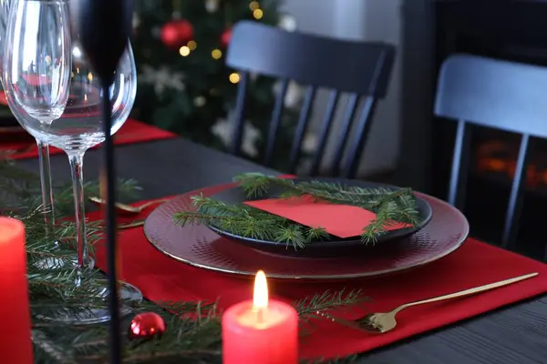 Elegante Weihnachtliche Tischdekoration Mit Leerer Karte Und Festlichem Dekor Auf — Stockfoto