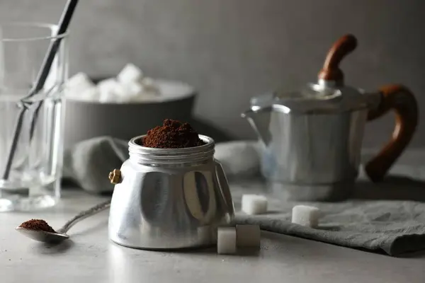 Gemalen Koffie Moka Pot Suikerklontjes Lichtgrijze Tafel Close — Stockfoto