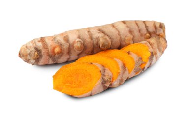 Beyaz üzerine izole edilmiş tüm ve kesilmiş zerdeçal kökleri