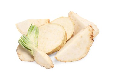 Beyaz üzerinde izole edilmiş taze kereviz kökleri kes