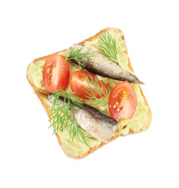 Lezzetli sandviç, domates, dereotu ve avokado püresi beyaza izole edilmiş.