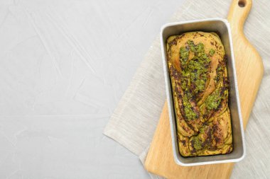 Işık masasında taze pişmiş pesto ekmeği, üst manzara. Metin için boşluk