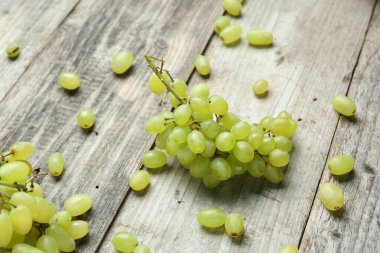 Tahta masada taze taze üzümler