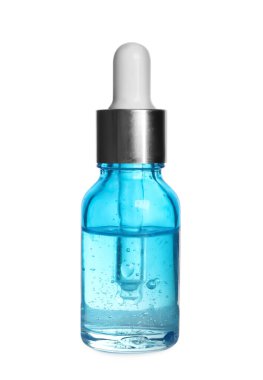 Beyaza izole edilmiş bir şişe kozmetik serumu.