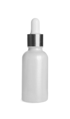 Beyaza izole edilmiş bir şişe kozmetik serumu.