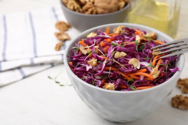 Beyaz masada kırmızı lahana ve ceviz ile lezzetli salata yemek, yakın plan. Metin için boşluk