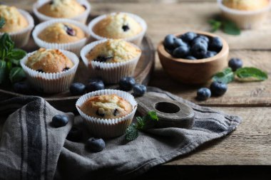 Yaban mersinli lezzetli çörekler ve ahşap masada nane şekeri.