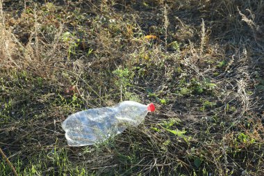 Açık havada plastik şişe kullanılmış. Çevre kirliliği kavramı