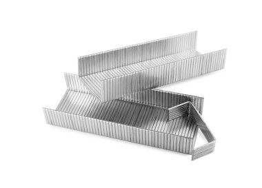 Zımba tabancası beyaz arka planda doluyor. Ofis malzemeleri