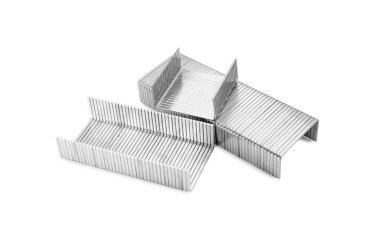 Zımba tabancası beyaz arka planda doluyor. Ofis malzemeleri