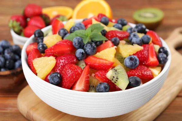 Deliciosa Ensalada Frutas Frescas Tazón Sobre Una Mesa Madera Primer — Foto de Stock
