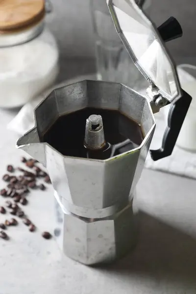 Kahve Demliğinde Demlenmiş Kahve Açık Gri Masada Fasulye — Stok fotoğraf