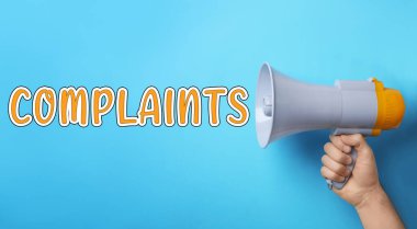 Açık mavi arka planda megafon tutan adam, yakın plan. Söz şikayetleri cihazdan geliyor. Pankart tasarımı