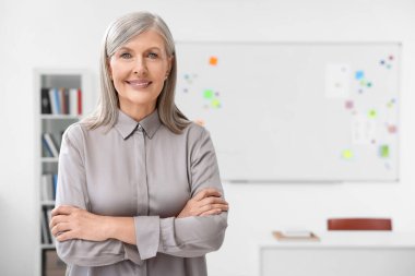 Sınıfta mutlu profesörün portresi, metin için boşluk